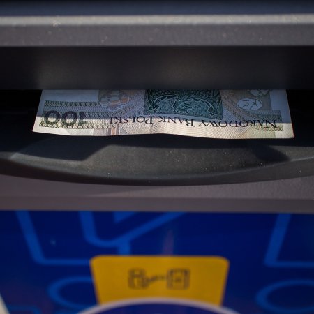 Zostawił kilka tysięcy złotych przy bankomacie. Po kilku minutach kasy już nie było