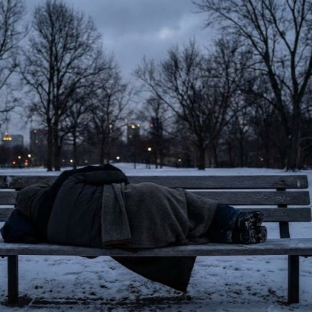 Zima w Ostrołęce i powiecie: Gdzie szukać pomocy dla osób bezdomnych? [ADRESY I TELEFONY]