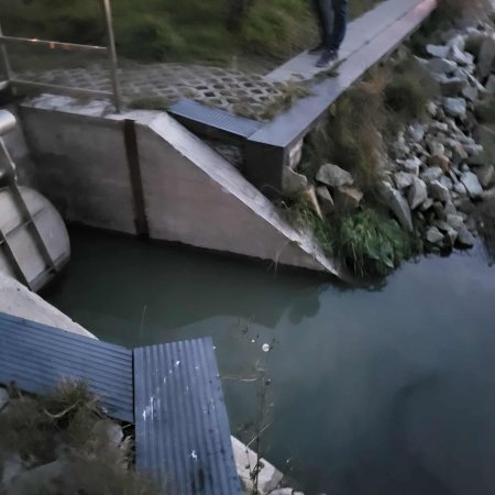 Tajemnicza, oleista substancja w Narwi. Służby na miejscu!