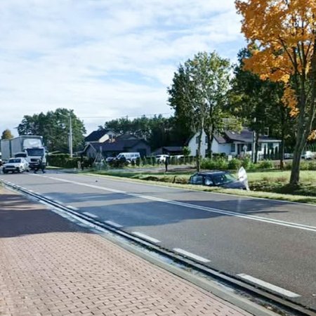 Kolizja w Dębach. Ryzykowny manewr kierowcy BMW na skrzyżowaniu