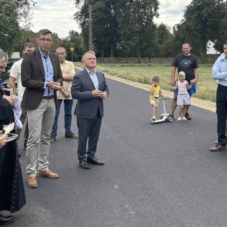 Poseł Marcin Grabowski otwierał drogę i odwiedził szkołę. "Gratuluję i dziękuję!"