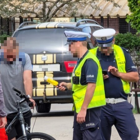 Nieoczekiwana sytuacja na parkingu. 400 zł mandatu dla rowerzysty [ZDJĘCIA]