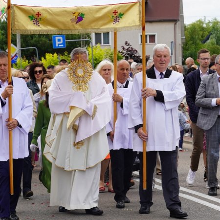 Osiedle Stacja świętuje Boże Ciało. Procesja parafii NMP Królowej Rodzin [WIDEO, ZDJĘCIA]