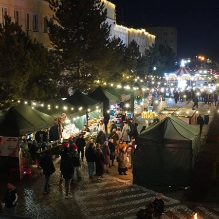 III Kurpiowski Jarmark Bożonarodzeniowy w Ostrołęce: Warsztaty, tłumy i świąteczna magia na Placu Bema [WIDEO, ZDJĘCIA]