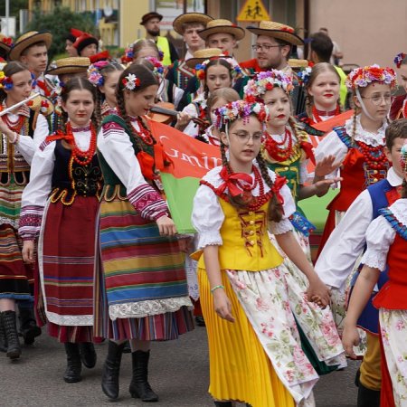 Kolorowa parada otworzyła festiwal "Kurpiowskie spotkania z folklorem" [WIDEO, ZDJĘCIA]