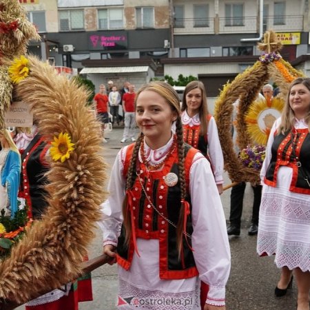 Niedziela Kadzidlańska 2025 i dożynki: korowód i pierwsze występy [WIDEO, ZDJĘCIA]