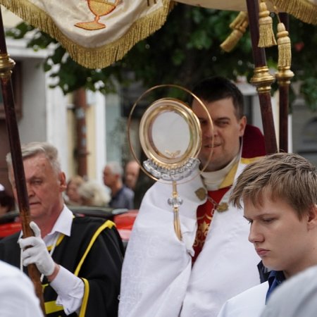 Cztery ołtarze, wspólna modlitwa i duchowe przeżycia – Boże Ciało 2025 w sanktuarium św. Antoniego Padewskiego w Ostrołęce [WIDEO, ZDJĘCIA]