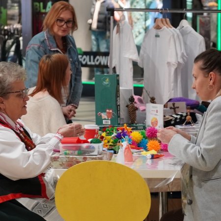 Folklor kurpiowski i świąteczna profilaktyka. Wydarzenie mikołajkowe w Ostrołęce! [ZDJĘCIA]