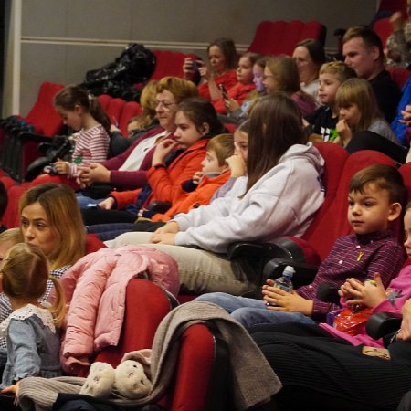Magia świąt w Kinie Jantar. Trzy ostrołęckie osiedla zorganizowały spotkanie choinkowe dla dzieci [ZDJĘCIA]