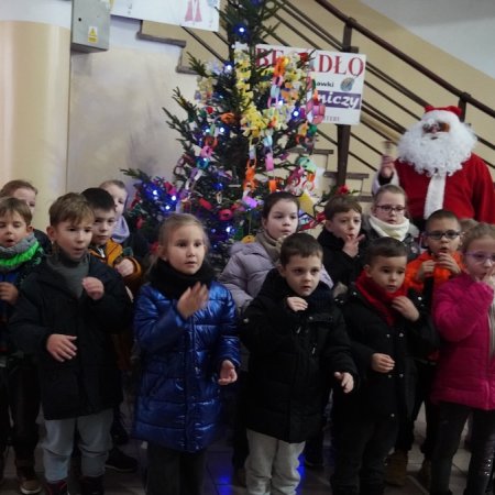 Ostrołęka rozświetlona świąteczną magią! Przedszkolaki udekorowały choinkę w handlowcu [ZDJĘCIA, WIDEO]