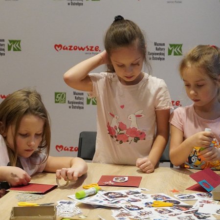 „Idą święta, czas stroić choinkę” – rodzinne warsztaty w Muzeum Kultury Kurpiowskiej wprowadziły w bożonarodzeniowy nastrój [ZDJĘCIA]