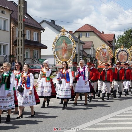 Internauci zachwyceni kurpiowską procesją Bożego Ciała. "Pięknie, wspaniale, po polsku!" [WIDEO, ZDJĘCIA]