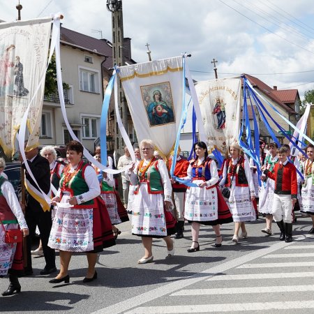 W kurpiowskich strojach przez ulice Myszyńca. Wyjątkowa procesja Bożego Ciała [WIDEO, ZDJĘCIA]