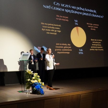 „Świadomość w erze ekranów” – ważna konferencja o cyfrowym świecie dzieci i młodzieży odbyła się w Ostrołęce [ZDJĘCIA]