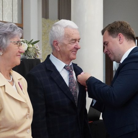 Niezwykła uroczystość w Ostrołęce. Wzruszające chwile i wyjątkowe odznaczenia dla mieszkańców [WIDEO, ZDJĘCIA]
