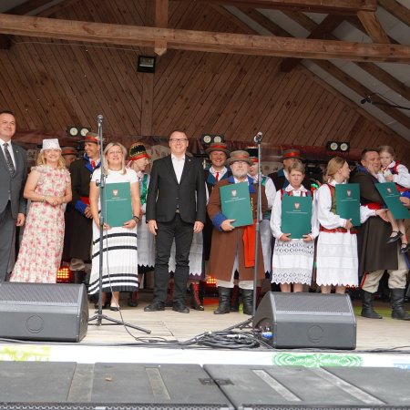 Święto Folkloru Kurpiowskiego w Zawadach: 95-lat Kurpiowskiego Zespołu "Pod Borem" [WIDEO, ZDJĘCIA]