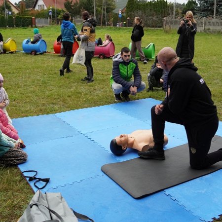 Nauka pierwszej pomocy, odblaski i ognisko. Sukces wspólnej akcji Fundacji Serce Regionu i Rady Osiedla Łazek [WIDEO, ZDJĘCIA]