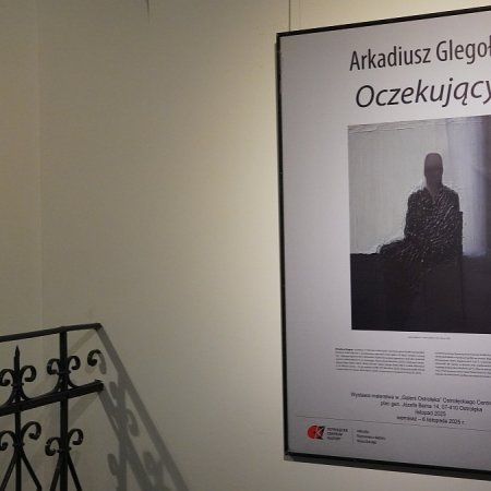 Sztuka, która burzy rytm. Arkadiusz Glegoła otworzył wystawę "Oczekujący" w Ostrołęce [ZDJĘCIA]