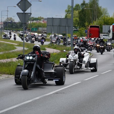 Ryk silników rozbrzmiał w Ostrołęce. Efektowna parada ulicami miasta [WIDEO, ZDJĘCIA]