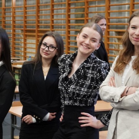 Matury 2025 rozpoczęte! Młodzież z Ostrołęki mierzy się dziś z językiem polskim [WIDEO, ZDJĘCIA]