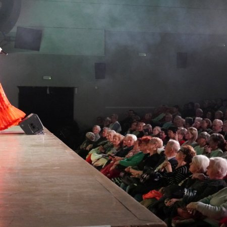 Pełna sala i gorące emocje! Romowie seniorom - niezwykły koncert w Ostrołęckim Centrum Kultury [WIDEO, ZDJĘCIA]