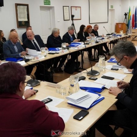 Przewodniczący przerwał sesję rady miasta. Po tym, co ogłosił, rozległy się gromkie brawa