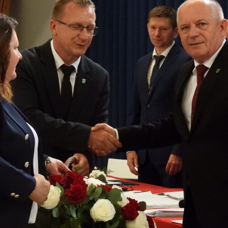 Wójt Fabiszewski z pełnym zaufaniem radnych – ambitne inwestycje docenione przez samorząd [ZDJĘCIA]