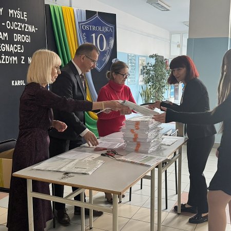 Egzamin ósmoklasisty 2025: Ostrołęccy uczniowie mierzą się dziś z matematyką [ZDJĘCIA]