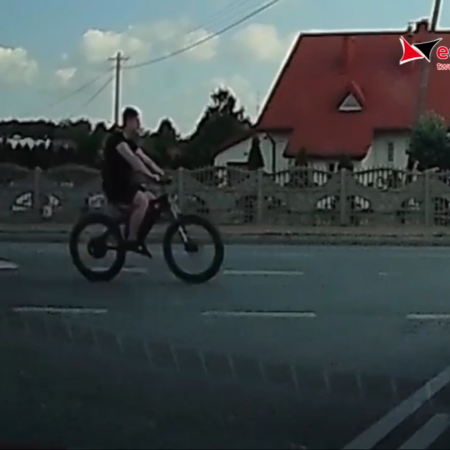 Bezmyślność na Słowackiego. Młody rowerzysta pędzi elektrykiem bez kasku! [WIDEO]