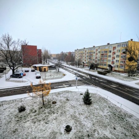 Śnieg w Ostrołęce miesiąc przed świętami. To dobry znak? [WIDEO]