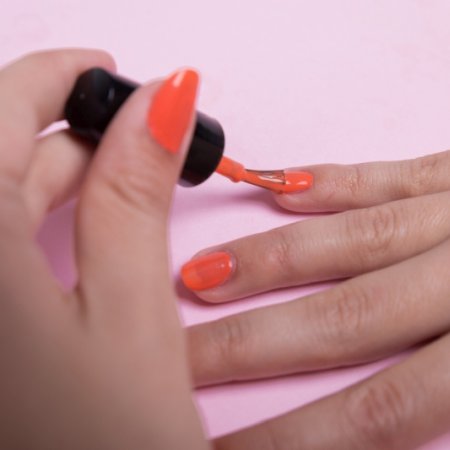 Zakupy kosmetyczne? Jak wybrać najlepsze lakiery hybrydowe?