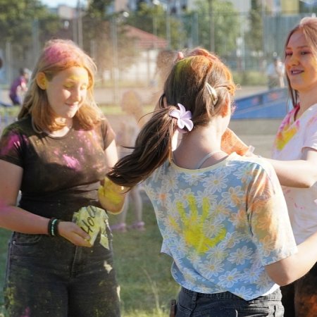 Kolorowa radość i skoki do nieba! Festiwal dmuchańców i kolorów w Ostrołęce [ZDJĘCIA]