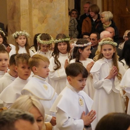Uroczysta I Komunia Święta w parafii Nawiedzenia NMP w Ostrołęce – duchowe święto młodych serc [ZDJĘCIA]