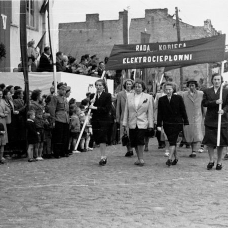 Pochody 1 maja w Ostrołęce. Zobacz archiwalne zdjęcia. Tak wyglądało Święto Pracy