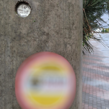 Nielegalne naklejki szpecą Ostrołękę. Mieszkańcy mają dość!