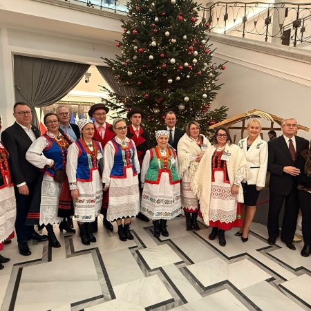 Barwne stroje na galerii i wspólny głos na mównicy. Historyczne upamiętnienie Adama Chętnika przez polski parlament [WIDEO, ZDJĘCIA]