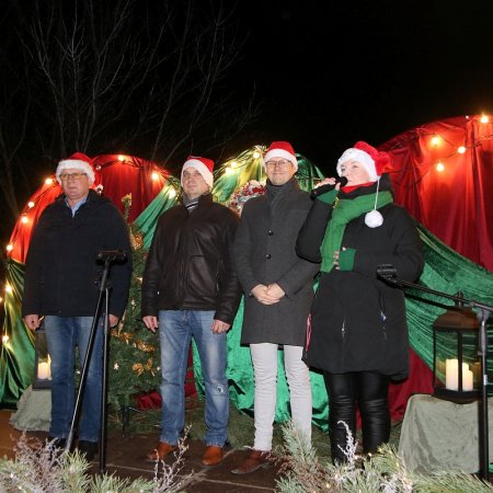 Rozświetlenie choinki w Dzbeninie. Świąteczna tradycyjna zjednoczyła mieszkańców [WIDEO, ZDJĘCIA]