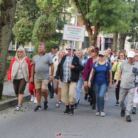 Jedna droga, różne intencje. Pielgrzymi zmierzają na Jasną Górę [WIDEO]