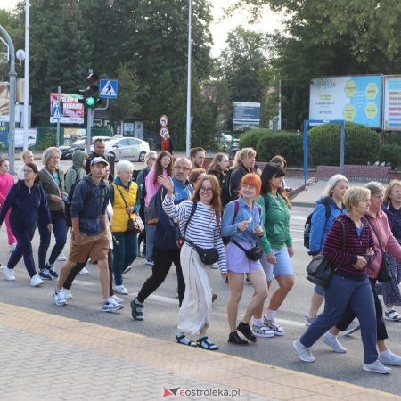 "Z pieśnią na ustach i radością w sercu". Kolejne kilometry w nogach pielgrzymów [WIDEO]
