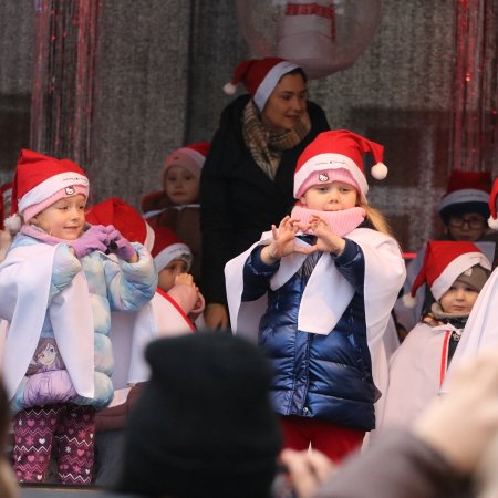 Świąteczny klimat w Ostrołęce. Mali artyści na scenie jarmarku! [WIDEO, ZDJĘCIA]