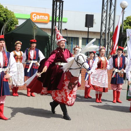 Pokaz tańców narodowych. Piękny występ ZTL "Ostrołęka" w Dzień Flagi RP [WIDEO, ZDJĘCIA]
