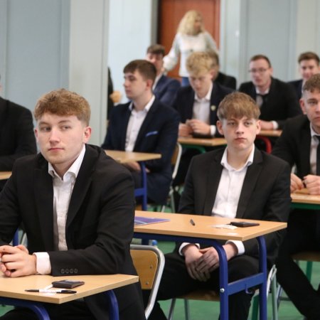 Matura 2025 z matematyki. W ZSZ 1 w Ostrołęce nastroje pozytywne [ZDJĘCIA]