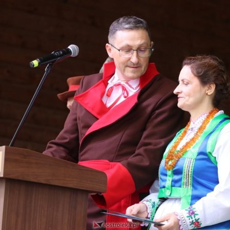 Burmistrz Myszyńca z żoną na scenie. "Kurpianki mają głos nie mniejszy niż mężowie"