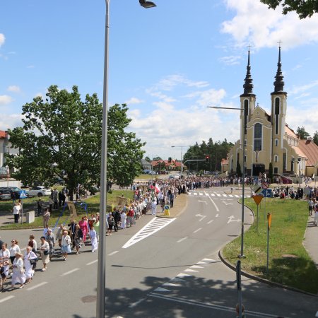 Uroczystości Bożego Ciała w parafii pw. św. Franciszka z Asyżu. Wierni przeszli w procesji ulicami osiedla Centrum [WIDEO, ZDJĘCIA]