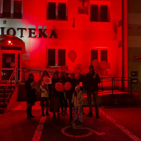 Rzekuń na czerwono: symboliczny gest w walce o „Dzieciństwo bez przemocy” [ZDJĘCIA, WIDEO]