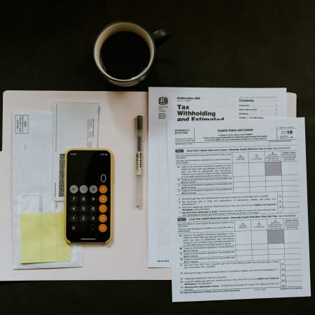 Prowadzenie księgowości w firmie – samodzielnie czy z biurem rachunkowym?