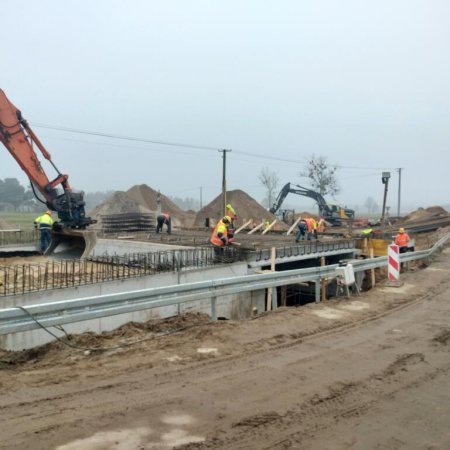 Postępy prac przy rozbudowie mostów i dróg powiatowych. Odbiór w miejscowości Ziomek [ZDJĘCIA]