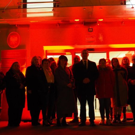 Olszewo-Borki na czerwono. Wyrazisty sprzeciw wobec przemocy dziecięcej [ZDJĘCIA]