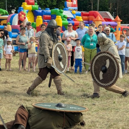 Rycerski Dzień Dziecka na Osiedlu Centrum w Ostrołęce – Piknik historyczny pełen atrakcji [WIDEO, ZDJĘCIA]