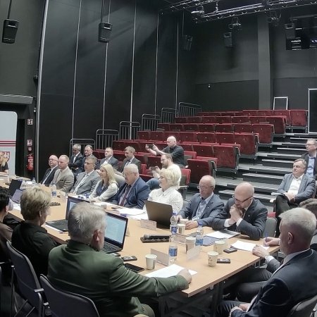 Trwa XVI sesja Rady Powiatu w Ostrołęce – śledź na żywo ważne decyzje samorządu [TRANSMISJA ON-LINE]